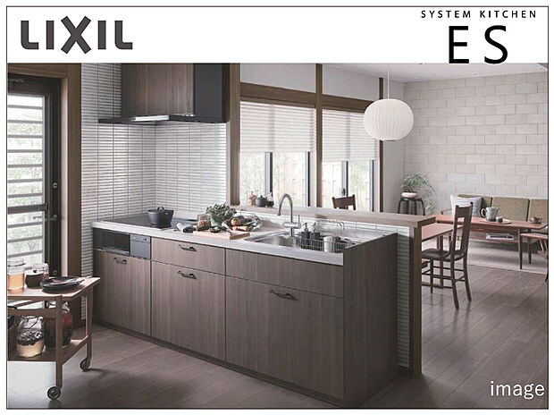 【LIXILシステムキッチン「ES」 】耐久性にも優れた人工大理石トップの「キレイシンク」は接合部のリングをなくした「てまなし排水溝」でお手入れ簡単！すっきり収納できて取り出しやすいアシストポケット＆シェルフ付きのシンク下収納やオールインワン浄水栓、など機能面も充実！