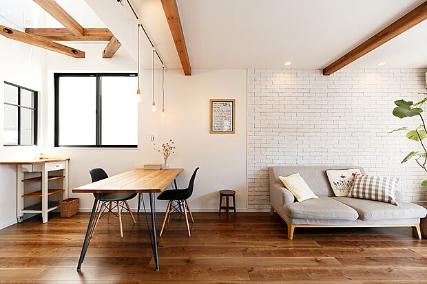 【【DIYを楽しむナチュラルな家】】天井は梁を見せて、ブラックのサッシ。木とアイアンのシンプルなデザインの家具と合わせることで、スッキリとした印象の美しい空間に。