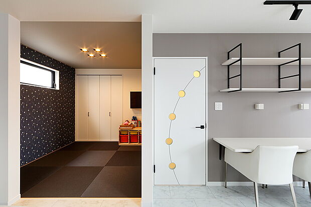 【二世帯住宅・ホテルライクな家】1階お母様の部屋はバリアフリー設計にするなど、工夫も随所に。2階から3階へと続く吹き抜け空間は圧巻。