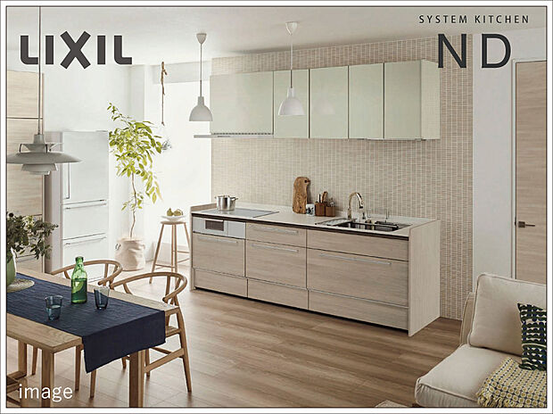 【LIXILシステムキッチン「ND」】耐久性にも優れた人工大理石のワークトップと「キレイシンク」は接合部のリングをなくした「てまなし排水溝」でお手入れ簡単！すっきり収納できて取り出しやすいアシストポケット＆シェルフ付きのシンク下収納やオールインワン浄水栓、など機能面も充実！