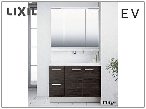【LIXIL洗面化粧台「EV」】バックガードがミラー下まであり、洗面ボウルと一体成形になった「キレイアップカウンター」。つなぎ目などの凹凸がなく、汚れもサッとひと拭き！上から水がでる「キレイアップ水栓」は、水栓まわりに水がたまらないので拭き掃除の手間がほとんどありません！
