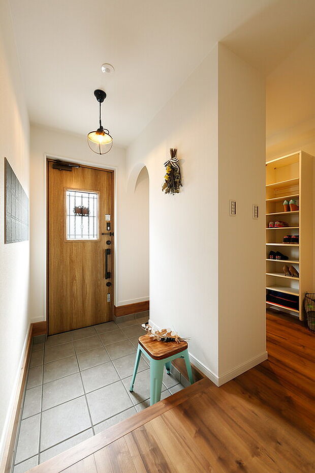 【当社施工事例】玄関には、回遊型のシューズクロークを完備。靴を収納しながらの動線が作れるのですっきり見えも叶う。