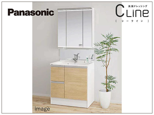 【Panasonic洗面化粧台 シーライン】水アカ汚れを極力少なく、お掃除に配慮した奥行き530mmの洗面カウンター。たっぷり、しっかりしまえる「すっきり家電収納」や吸水コーディングを施したくもりにくいミラー「くもりシャット」など、毎日の身支度も快適に！