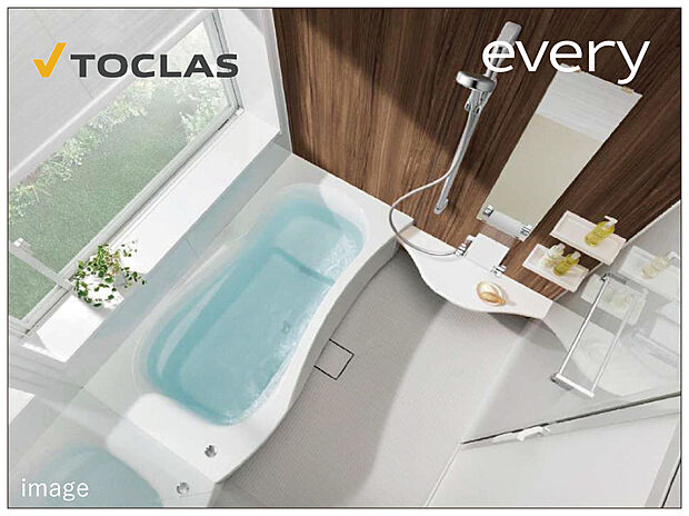 【TOCLASシステムバス「エブリィ」】洗い場もバスタブも広々、３Ｄ形状を採用。保温浴槽+断熱の安心の2重パン構造で保温性も高めた人工大理石浴槽「スターク」は、傷がつきにくい硬さを保ちながらも、なめらかな入り心地を実現。さらに、毎日のお手入れがカンタンな「うつくしフロアW」や「うつくしドア」など、お手入れのしやすさと使いやすさを追求しました。