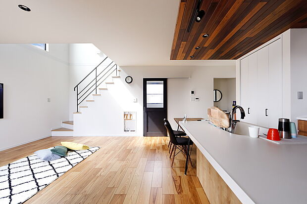 【LDK(当社施工事例)】リビングと階段の上部は上階につながる大きな吹き抜け。上階から差し込む明るい陽光がたっぷりと差し込み、開放的な空間に。家族での憩いの時間が、気分晴れやかに楽しく過ごせそうですね。