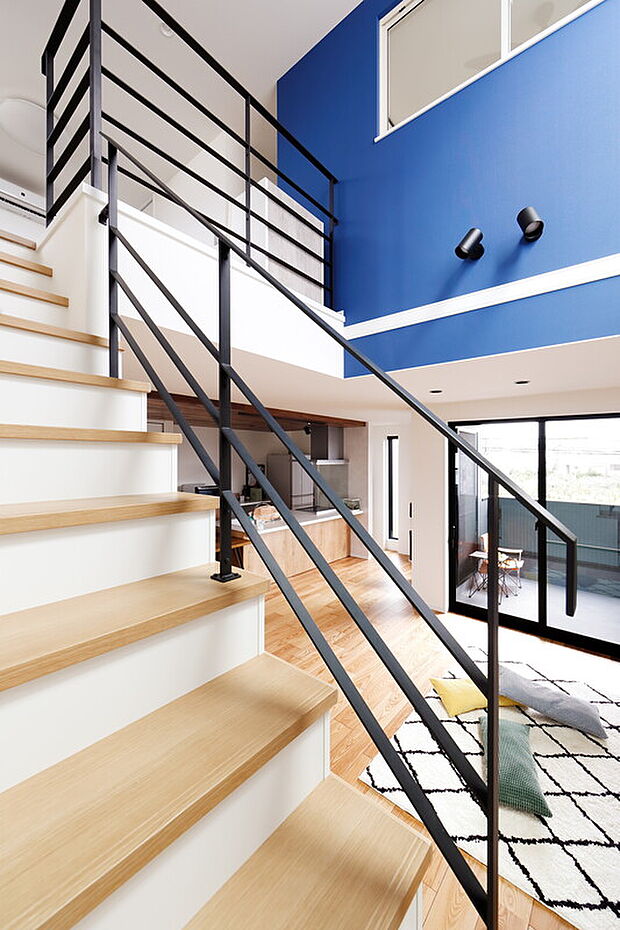 【階段・吹き抜け(当社施工事例)】アイアン手すりの吹き抜け階段は、インテリア性と開放感どちらも叶えることができるから、人気の間取り!