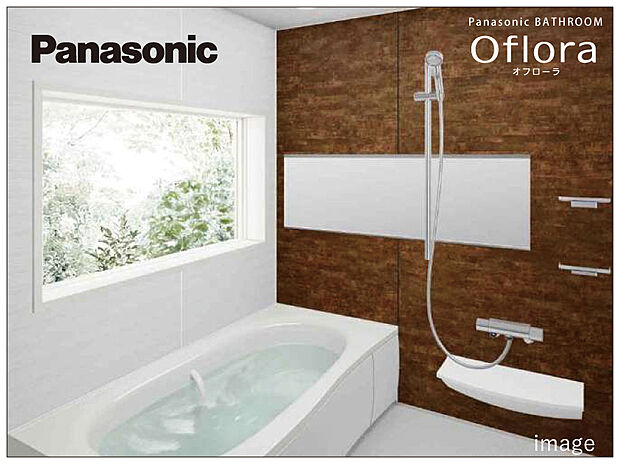 【Panasonicシステムバス「オフローラ」】床のスミに目地がないので汚れが落としやすい「スミピカフロア」に、汚れが溜まりやすい面材周辺をパッキンレスにした「スリムスキットドア」を採用。発砲ポリスチレン断熱材を形状改良で高い保温効果を発揮した「保温浴槽II」のアクアマーブル人工大理石浴槽で快適なバスタイムが実現します。
