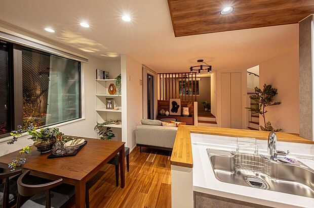 3期LDK／リビング、DEN（小上がり空間）、キッチンとゆるく仕切られながらも繋がりを感じる空間となっており、家族それぞれゆっくりと過ごせる場所です。