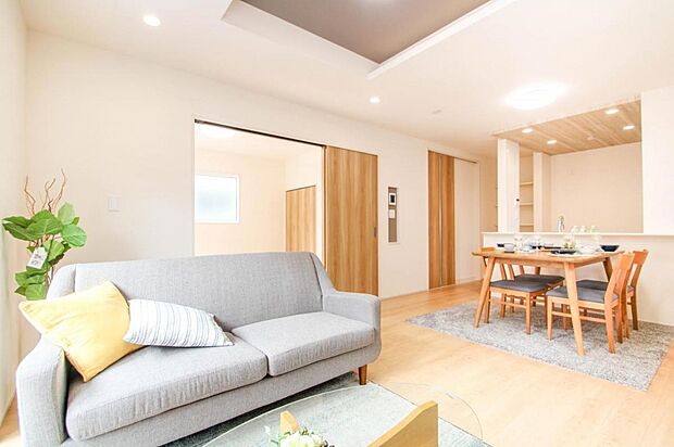 LDK｜約16帖のLDKには床暖房が備えられており、肌寒い日でも足元からぽかぽか暖まることが可能です。