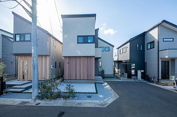 【2号棟外観】2号棟外観|モダンなデザインの外観が特徴的。また、前面道路幅が4.8mと広く、車の通行もラクラクです。