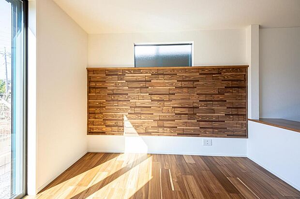 【2号棟設備】2号棟設備|室内の湿度を調整して快適な空気環境を保持し、美しい石目が特徴の調湿タイル「エコカラットプラス」