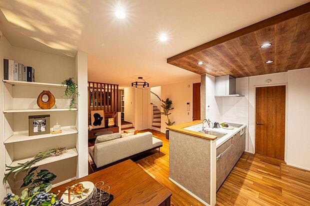 【3期LDK】3期LDK／ブラウンカラーの木目調デザインと暖色ライトが空間に温かみを演出。家族それぞれがゆっくりと過ごせる空間です。