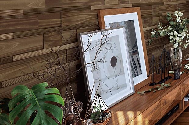 【採用される仕様設備】LDK採用したウッドパネル「木らめ木」。無垢材ならではの木目や微妙な色の差がデザイン性の高い空間を生み空気清浄効果やリラクゼーション効果で快適空間を実現します。