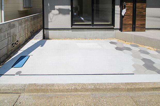 【外観】外観/アプローチ部分は六角形タイルがアクセントになっており、シンプルながらモダンでおしゃれな印象です。