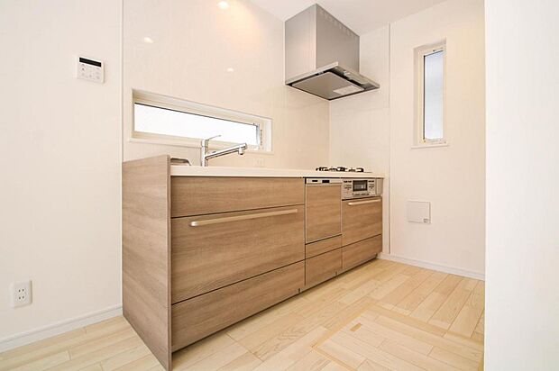 【キッチン】キッチン/必要なものに手が届きやすい配置で、調理から片付けまでスムーズに進みます。