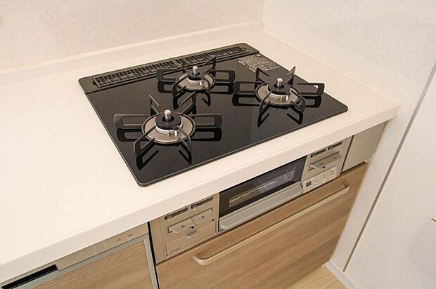 【コンロ】コンロ/コンロ下には大きな引き戸の収納が備えられており、鍋などを取り出しやすい構成です。