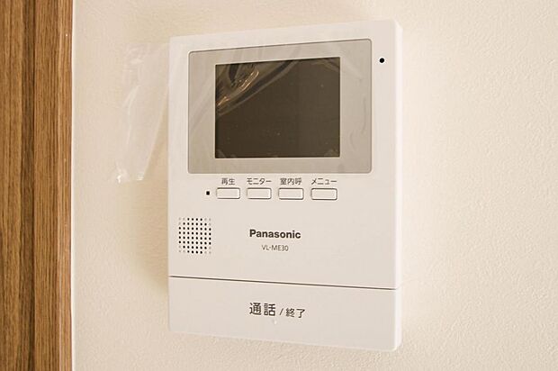 【TVモニター付きインターフォン】TVモニター付きインターフォン/玄関の訪問者をモニターで確認できるので、来訪者への対応も安心です。