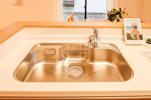 【シンク】シンク|大きい食材も洗いやすい広めのスペースを備えたシンクです。