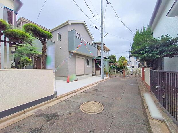 【前面道路含む現地】前面道路含む現地｜幅約4mの前面道路。