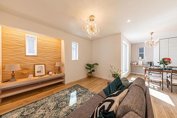 【【スマートに見せる工夫】】部屋の形をフラットに見せるため壁面を一部へこませる工夫でエレガントに演出。間接照明が彩を加えます（建物プラン例。建物価格／2180万円　建物面積／106.64m2）