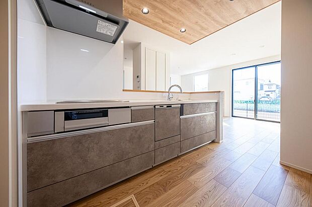 【キッチン】キッチン|グレー×木目調のデザインが調和する、おしゃれな空間のキッチンです。