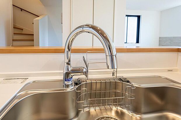 【タッチレス水栓】手を触れずに水を出せ、清潔に使用することが可能なタッチレス水栓を採用。