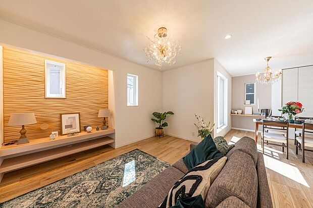 【建物プラン例 (内観写真)】【施工例住協建設/スマートに見せる工夫】部屋の形をフラットに見せるため壁面を一部へこませる工夫でエレガントに演出。間接照明が彩を加えます。
