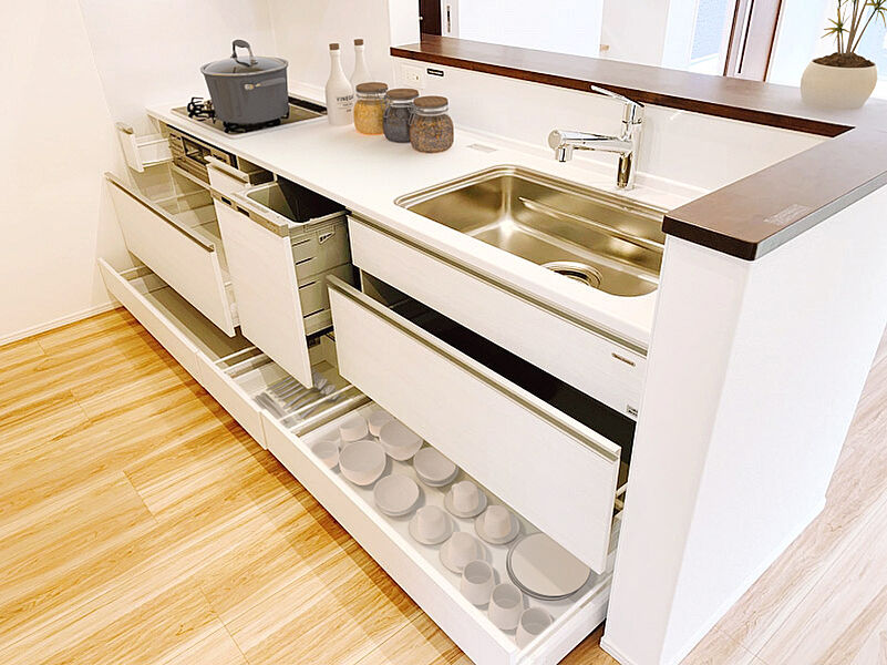 ■食洗器・浄水器搭載のシステムキッチン！対面式なら料理をしながらリビングが見えて安心！