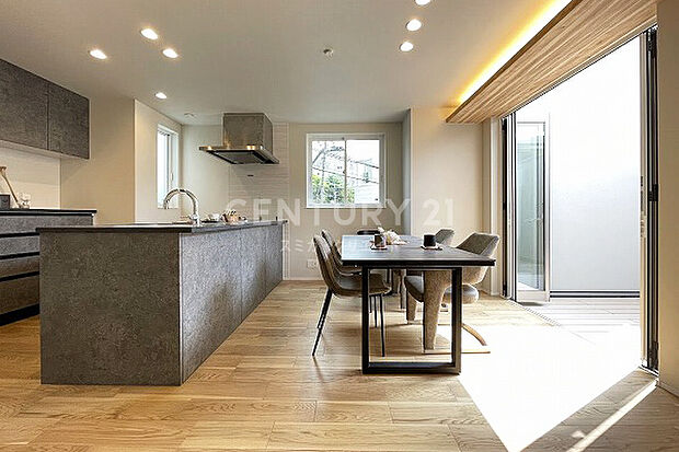 LDKとフラットに続くウッドデッキバルコニー、空間に柔らかな陽の光と広がりをもたらします。