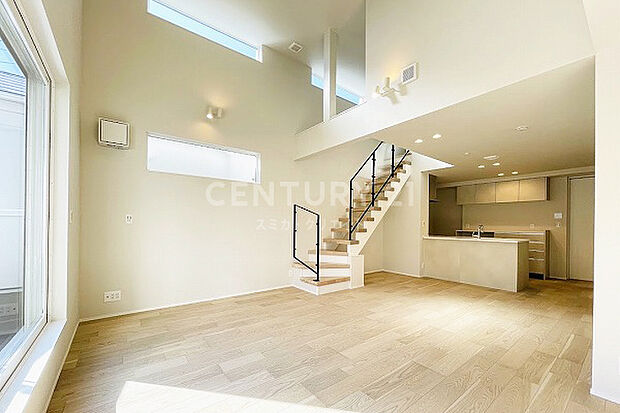 【リビングダイニングルーム】吹抜け付きで開放的なリビングダイニングルーム、固定階段で上がれるロフト付きです。