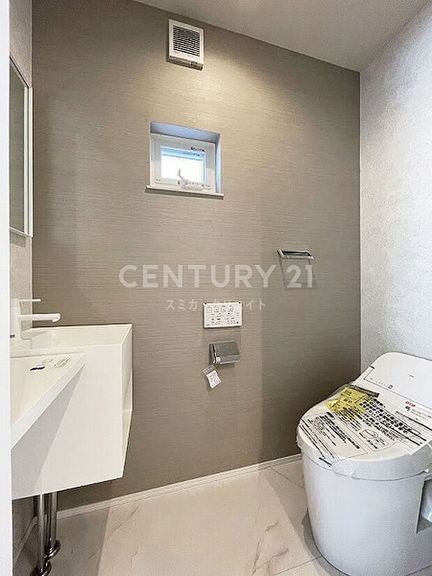 【トイレ】陶器の質感を生かし、デザイン性と多くの機能を持つ汚れにくいトイレです。