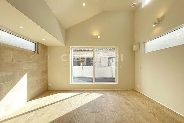 【エコカラット】リビング壁面の一部にエコカラットを設置、調湿機能や脱臭効果、有害物質を吸着する機能などにより室内を快適に保ちます。