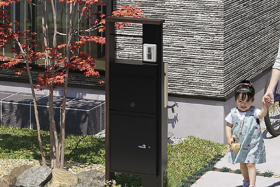 【便利な宅配ボックス付き門柱】
建物や他のエクステリアデザインに調和するスタイリッシュな宅配ボックス付き門柱です。家にいる時も、いない時も、荷物の受け取りに便利に活用いただけます。