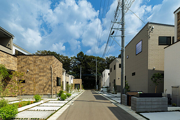 【森と調和する瑞々しい風景を描く街】
淡い色合いをベースに、木の風合いが漂う木目調のアクセントを添えた外観デザイン。(現地外観写真※2025年9月撮影分譲済み住戸含む)