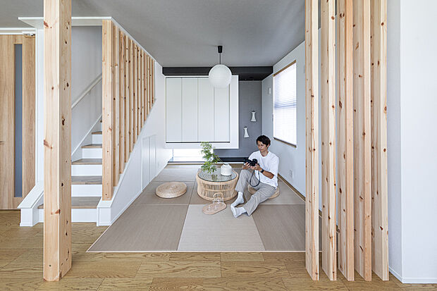 【続き間モダン和室】
リビングと一体化する落ち着きの間です。/モデル1号棟(2025年8月撮影)※モデルハウス1号棟は物件選択の一途として公開しているもので、今回の販売対象ではありません。(販売済)