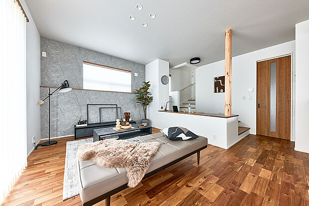 【心地よさ満ちる住まいのデザイン】
コミュニケーションと心地よさを両立した空間設計。親子のふれあいや家事にも柔軟に寄り添い、洗練されたデザインと健康配慮の工夫が日々の暮らしを豊かに彩ります。