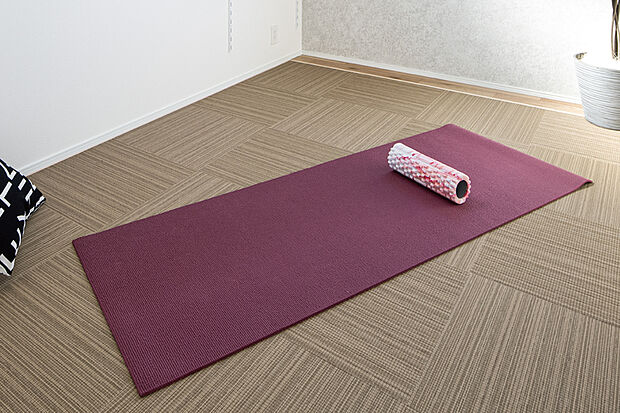 【テキスタイルルーム】
引き戸を開け閉めすることで、趣味の部屋やキッズスペースなど多彩に空間を変化できます。テキスタイルフロア敷きなので、憩いの場としても過ごせます。※号棟により採用状況が異なります。