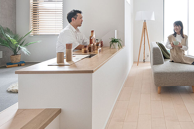 【STAGE LIVING】
開放感をそのままに程よくゾーニングされた段差空間。自分時間を楽しみながら、リビングやキッチンにいる家族の気配を感じられる設計です。※号棟により採用状況が異なります。