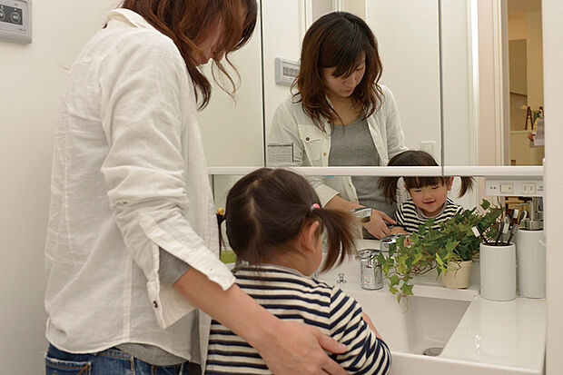 【【ミドルミラー】】お子さまが使いやすい「ミドルミラー」も付いて、家族みんなが使いやすい洗面台です。