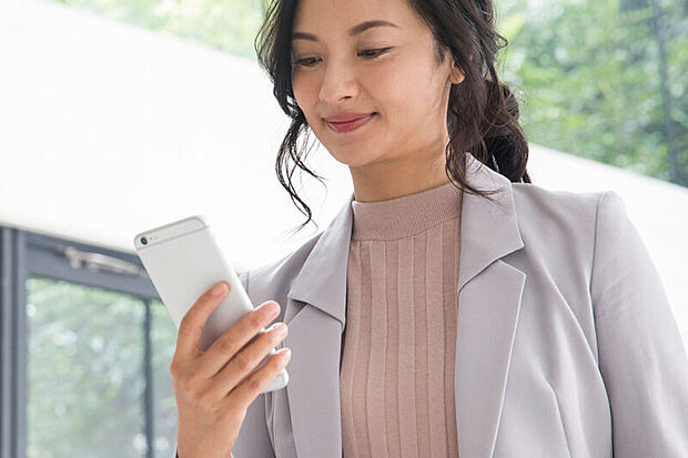 【【スマホでどこでも給湯や床暖房を操作可能】】アプリをダウンロードすれば、家の中はもちろん、外出先から給湯や床暖房の操作が可能。帰り道に操作すれば、家に着く頃には部屋は暖まり、お風呂も沸きます。