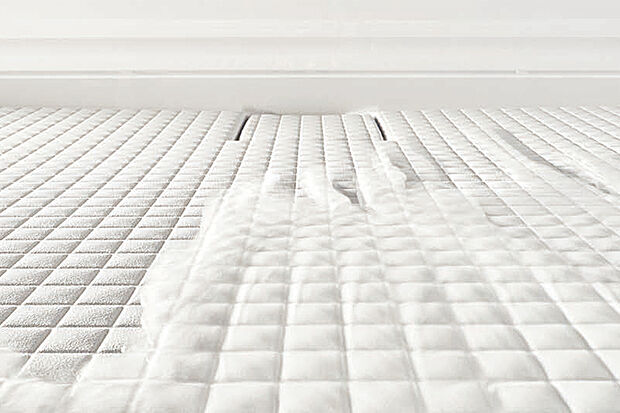 【【キレイサーモフロア】】スポンジが奥まで届きやすい構造と、特殊な表面処理で床表面に皮脂汚れが固着しにくく、水が皮脂汚れの間に入るので、お掃除が簡単です。