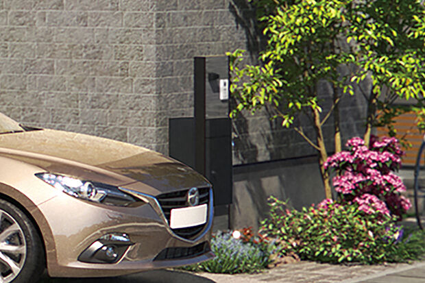 【【宅配ボックス付機能門柱】】街の景観にアクセントを添えるスタイリッシュな機能門柱を採用しました。留守の間も荷物が受け取れる便利な宅配ボックス付です。