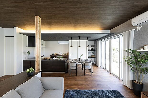 【【心地よい癒しの空間】】光と陰、木のぬくもりを感じられます。/モデル2号棟(2025年8月撮影)※モデルハウス2号棟は物件選択の一途として公開しているもので、今回の販売対象ではありません。（販売済）