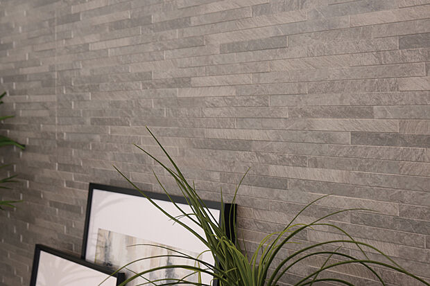 【【グラビオエッジ/ブロッコ】】深彫り調のエンボス加工でエッジの効いた陰影と素材感のある意匠が魅力の装飾不燃壁材をアクセントとして採用しました。