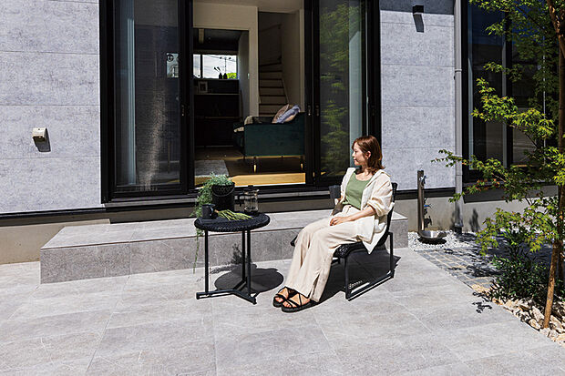 【【タイルテラス】】【タイルテラス】
室内の延長として設えたタイルテラス。外と中をゆるやかにつなげ、上質な時間を過ごすことができます。※現地外観(2025年10月撮影)