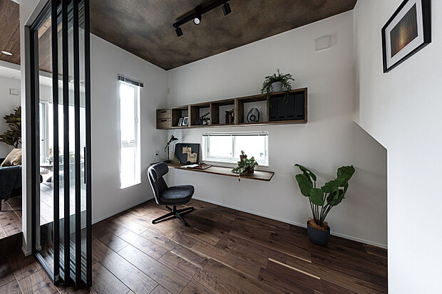 【【SOHOスペース】】ハイドアならではの開放感と美しい空間を演出するアルミガラス建具「ラフィス」を採用。LDKにいる家族の気配を感じながら過ごせる空間です。「REASON」の知見と「THE PROVE」の美意識を融合した新