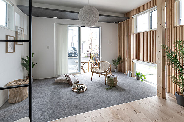 【【一続きのゆとりある広縁空間】】LD、広縁空間を縦に並べ、一続きの大空間を創出。オーバーハングしたバルコニーで夏の日差しを遮り、冬は日が入る暖かな空間です。※モデルハウス6号棟(2025年10月撮影)