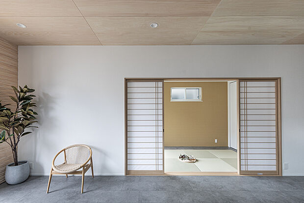 【【隠れ家のようなモダン和室】】障子の柔らかな光が畳の目を美しく照らす、静謐なモダン和室。リビングの続き間にすることでコントラストが際立った空間となりました。※モデルハウス5号棟(2025年10月撮影)