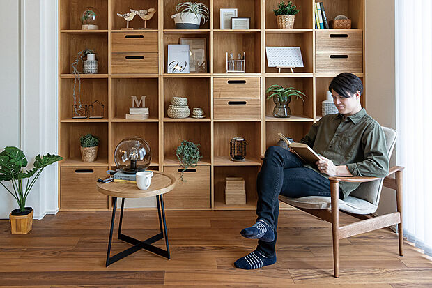 【【広々としたワイドリビングのある住まい】】大きな家具を置いても子どもがのびのび過ごせ、開放感を保つことができるワイドなリビング。ブックシェルフを標準で設置しました。※号棟により採用状況が異なります。