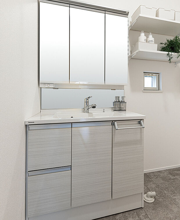 【【洗面台/パナソニックC-Line】】毎日身だしなみを整えるために使う洗面空間。そこには、スタイリッシュなデザインと充実の性能、豊富な収納を備え、家族みんなが快適に使用できる洗面化粧台をご用意しました。衝撃に強く、表面硬度が高い(鉛筆硬度
